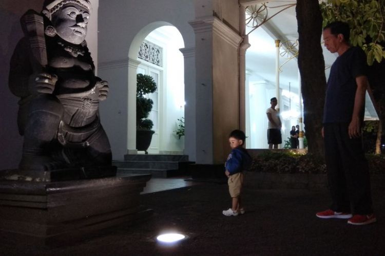 Presiden Joko Widodo bermain bersama cucunya, Jan Ethes Srinarendra di Gedung Agung Yogyakarta, Minggu (31/12/2017) malam. 