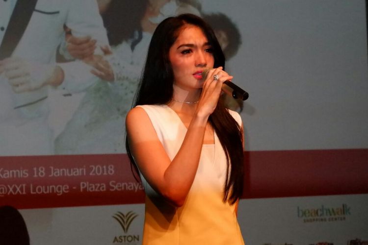 Angel Karamoy saat menyanyikan lagu Berpisah dalam jumpa pers peluncuran poster dan trailer film Takut Kawin di Plaza Senayan, Jakarta Pusat, Kamis (18/1/2018).