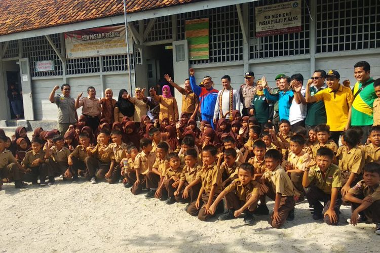 Menteri Pemuda dan Olahraga Imam Nahrawi mengunjungi Sekolah Dasar Negeri (SDN) Pasar Pulau Pisang, Kabupaten Pesisir Barat, Lampung, Sabtu (14/4/2018) pagi.