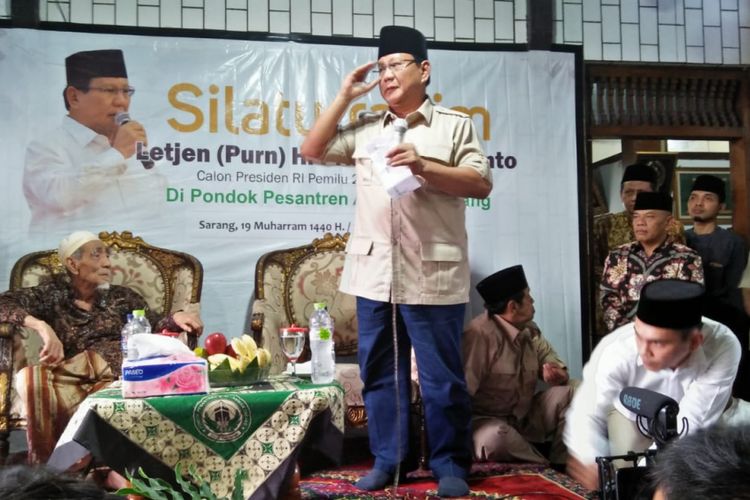 Calon Presiden RI, Prabowo Subianto sowan ke kediaman tokoh ulama kharismatik, Kiai Maimoen Zubair di kompleks Pondok Pesantren Al Anwar, Desa Karangmangu, Kecamatan Sarang, Kabupaten Rembang, Jawa Tengah, Sabtu (29/9/2018).‎