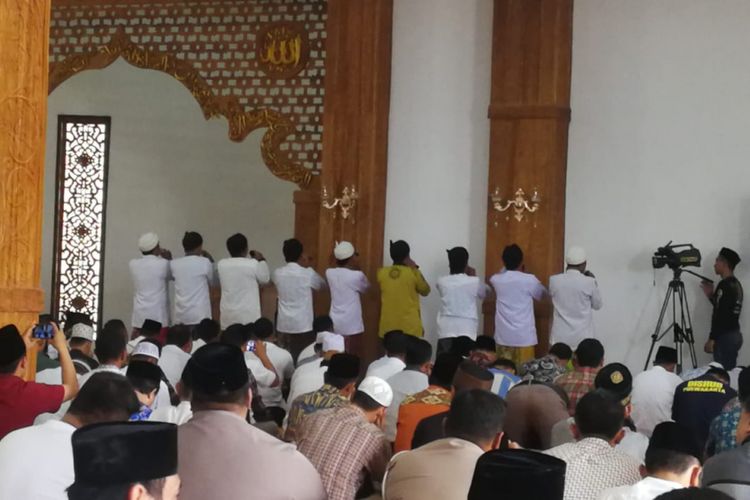 Sembilan muazin sedang mengumandangkan azan pada shalat Jumat di Tajug Gede Cilodong, Jumat (22/12/2018).