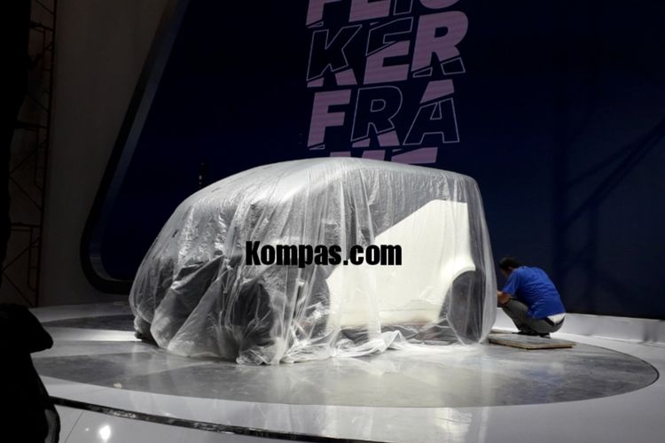 Penampakan mobil yang mirip dengan Honda NeuV di booth yang nantinya akan ditempati Honda Prospect Motor di arena GIIAS di ICE BSD, Tangerang, Senin (30/8/2018).