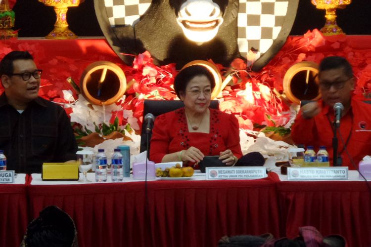 Ketua Umum PDI Perjuangan Megawati Soekarnoputri mengumumkan calon gubernur dan wakil gubernur Bali di Kantor DPP PDI Perjuangan Jakarta, Sabtu (11/11/2017).