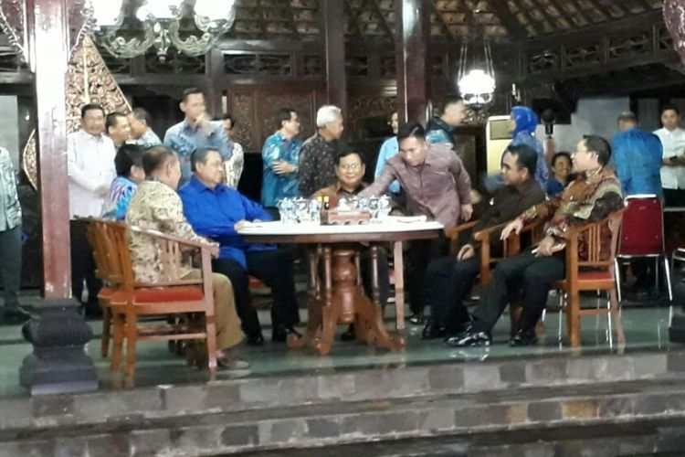Ketua Umum Partai Demokrat Susilo Bambang Yudhoyono bertemu dengan Ketua Umum Partai Gerindra Prabowo Subianto di kediaman SBY, Puri Cikeas, Bogor, Jawa Barat, Kamis (27/7/2017).