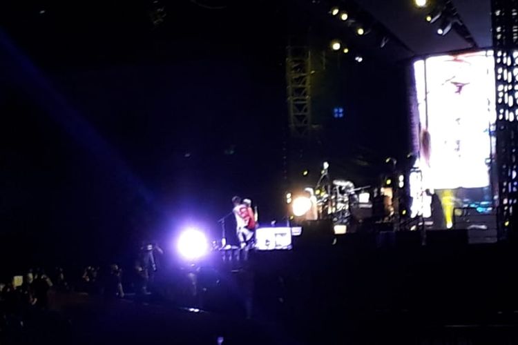 Grup rock asal Jepang One Ok Rock membuka Konser Ed Sheeran Divide World Tour 2019 di Gelora Bung Karno, Senayan, Jakarta Pusat, pada Jumat (3/5/2019).