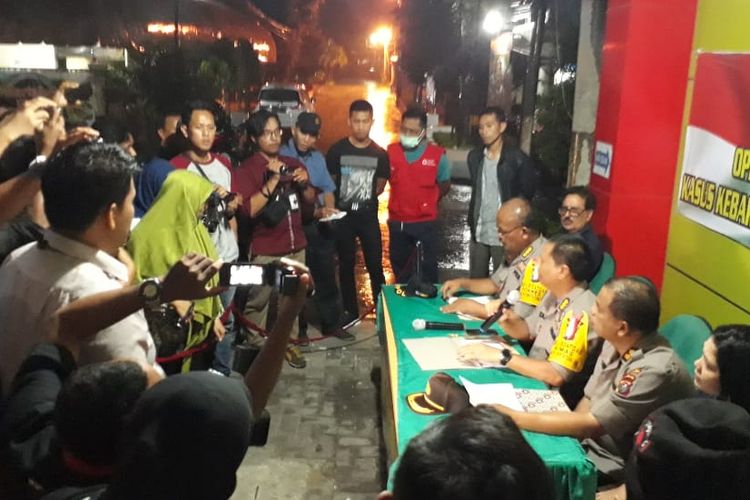 Kabid Humas Polda Sumatera Utara,  Kombes Pol Tatan Dirsan Atmadja saat memberikan keterangan di RS Bhayangkara Medan. Selain tersangka yang bertambah satu, terungkap bahwa mandor yang diduga menggembok pintu depan juga menjadi korban tewas. 