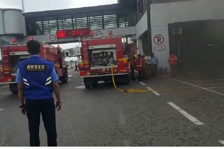 Mobil pemadam kebakaran dikerahkan untuk mengatasi asap yang terjadi akibat korsleting listrik di area boarding lounge Terminal 2D Bandara Soekarno-Hatta, Tanggerang, Banten, Kamis (14/12/2017)