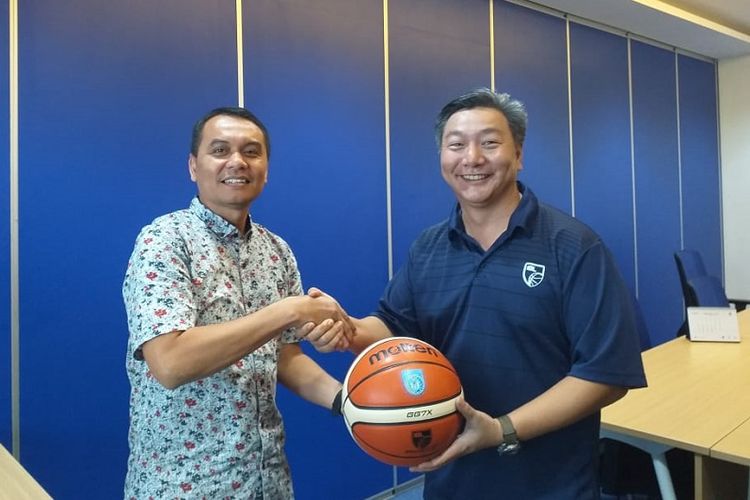 Redaktur Pelaksana Harian Kompas Adi Prinantyo (kiri) bersalaman dengan Direktur Liga Basket Indonesia (IBL) Hasan Gozali seusai acara kunjungan IBL ke kantor Redaksi Harian Kompas di Jakarta, Selasa (26/2/2019).