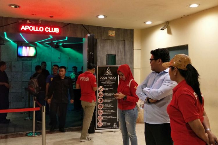 Polisi Satuan Reserse Narkoba Polres Metro Jakarta Selatan melakukan razia penyalahgunaan narkotika di kelab malam Apollo Club, Kawasan Mega Kuningan, Jakarta Selatan, Minggu (25/1/2018) dini hari. Polisi bersama Badan Narkotika Nasional (BNN) Jakarta Selatan melakukan tes urine terhadap pegawai Apollo Club.