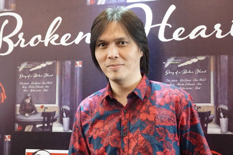 Artis musik Once Mekel dalam peluncuran album Story of a Broken Heart di sebuah restoran cepat saji di kawasan Kemang, Jakarta Selatan, Rabu (25/7/2018).