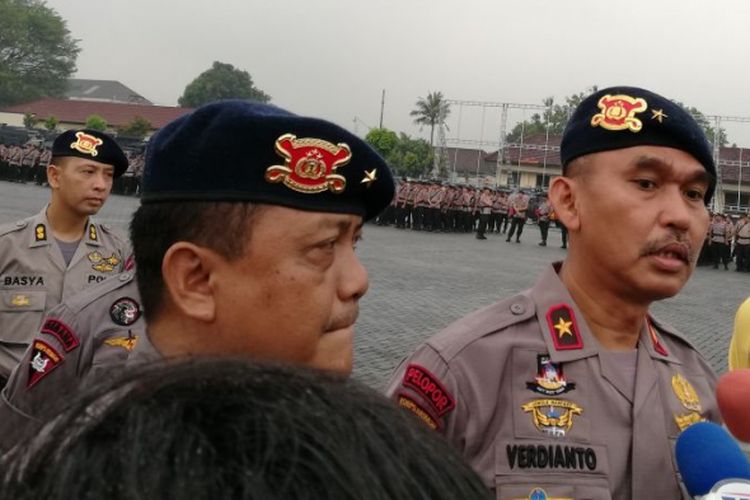 Komandan Pasukan Gegana Brimob Polri, Brigjen Pol Imam Widodo (kiri) bersama Komandan Pasukan Pelopor Brigjen Pol Verdianto Iskandar (kanan)usai apel pagi gabungan Korps Brimob di Mako Brimob, Depok, Jawa Barat, Senin (23/4/2018).  