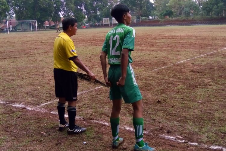 Siswa SSB Candrabhaga Gregorio Veda Ezra bersiap masuk ke lapangan pertandingan sebagai striker pengganti pada Turnamen Sepak Bola Piala Sumpah Pemuda Askot Jakarta Timur di Lapangan Brigade Infanteri 1, Ciracas, Jakarta Timur, 27 Oktober 2018.
