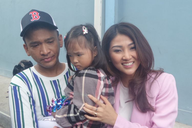 Ruben Onsu bersama istrinya, Sarwendah atau Wenda Tan, dan anak mereka, Thalia Putri Onsu, di Gedung Trans, Mampang Prapatan, Jakarta Selatan, Rabu (15/8/2018).