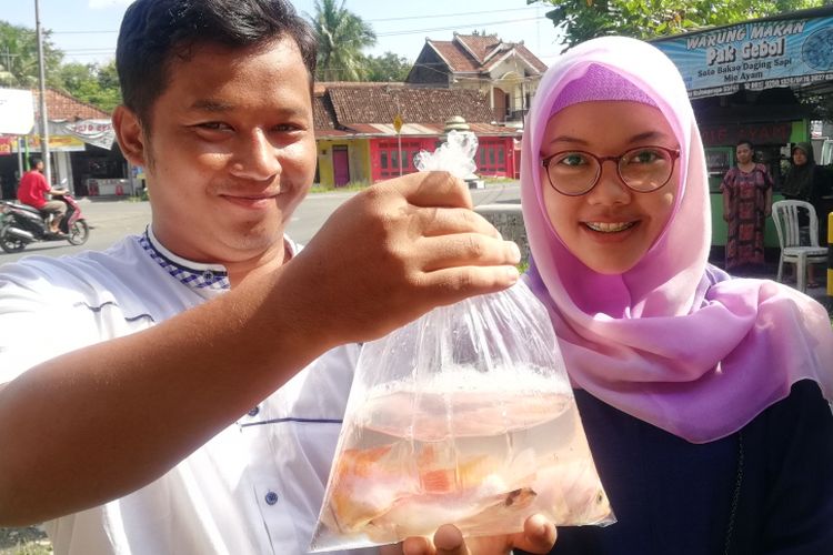 Rifki Ardi dan Galen ikut menebar benih ikan nila. Sembilan pasangan pengantin melepas benih ikan air tawar beragam jenis di saluran irigasi di Kecamatan Galur, Kulon Progo. Ini jadi tradisi bagi pengantin baru yang terus dipertahankan kantor urusan agama setempat. 