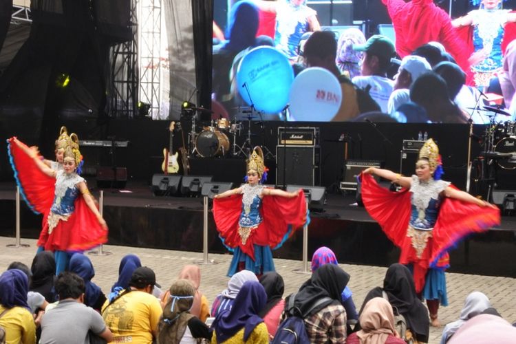 Para penyandang disabilitas menampilkan tarian saat peringatan Hari Disabilitas Internasional di Summarecon Mal Bekasi, Senin (3/12/2018)