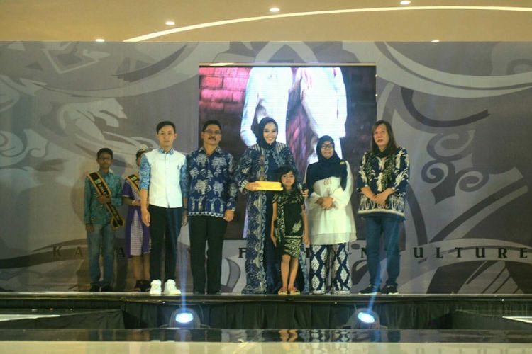 Bupati Karawang Cellica Nurrachadiana, Handy Hartono, dan Istiqomah dalam launching Karawang Culture. 