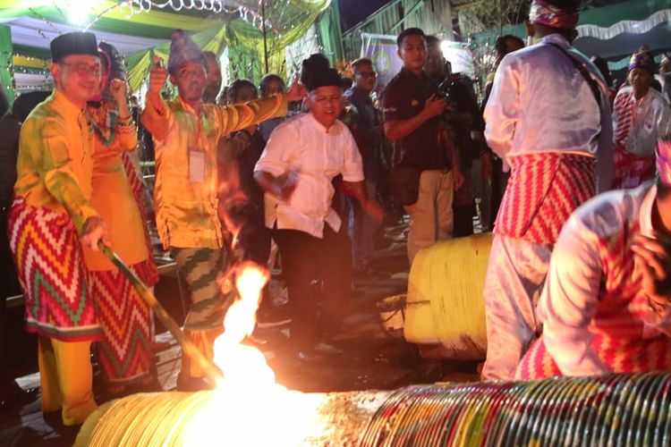 Wali Kota Pontianak Edi Rusdi Kamtono membuka Festival Meriam Karbit dalam rangka memyambut hari raya Idul Fitri 1440 Hijriyah, di Pontianak, Kalimantan Barat, Selasa (4/6/2019) malam.  