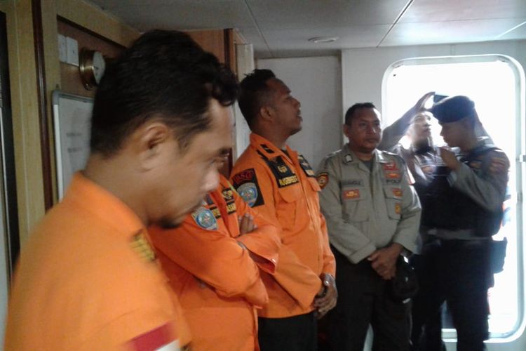 Tim SAR Pos Tual bersama aparat ke;lolisian bersiap mencari sebuah longboat yang hilang bersama enam orang penumpang di Perairan Maluku Tenggara, Selasa (28/5/2019)
