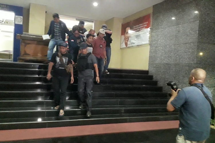 Polisi mengawal ketat Mantan Kepala Staf Kostrad Mayjen (Purn) Kivlan Zen saat keluar dari Gedung Direktorat Kriminal Umum Polda Metro Jaya, Kamis (30/5/2019).