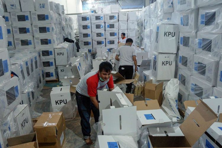 Sejumlah petugas mengemas logistik Pemilu serentak 2019 di gudang KPU, Kabupaten Pekalongan, Jawa Tengah, Rabu (10/4/2019). KPUD Kabupaten Pekalongan akan melakukan pendistribusian sekitar 14.604 kotak suara dan 3.628.950 lembar surat suara ke Panitia Pemilihan Kecamatan (PPK) pada 12-14 April 2019.