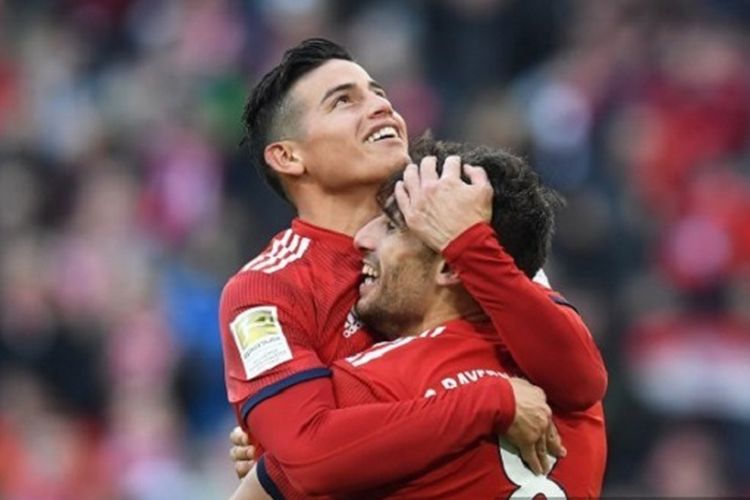 James Rodriguez dan Javi Martinez merayakan gol pada laga Bayern Muenchen vs Hertha Berlin di Allianz Arena dalam lanjutan Liga Jerman, 23 Februari 2019. 