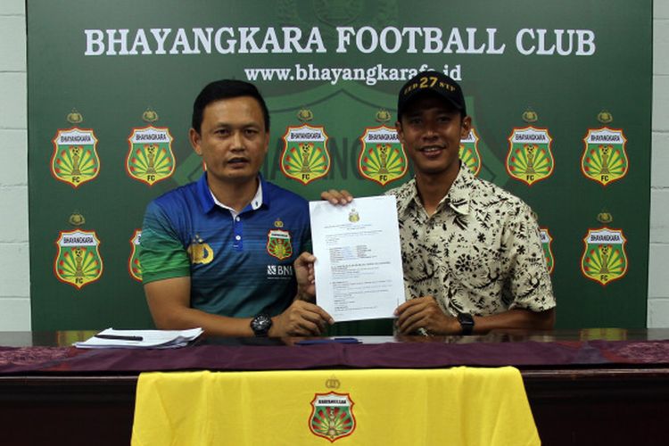 Official tim Bhayangkara FC, Yeyen Tumena (kiri) bersama Indra Kahfi (kanan) dalam penandatanganan kontrak di National Youth Training Center (NYTC), Bojongsari, Depok, Jawa Barat, Selasa (16/1/2018).