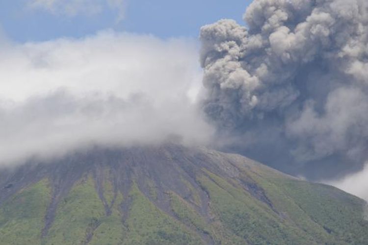 Gunung Gamalama, Ternate, Maluku Utara kembali semburkan abu vulkanik setinggi 300-500 meter