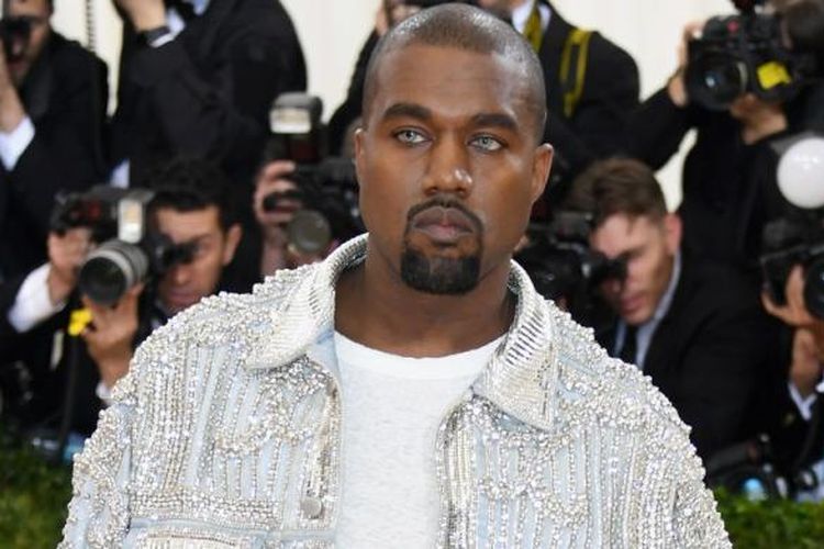 Kanye West menghadiri perhelatan Manus x Machina: Fashion In An Age Of Technology Costume Institute Gala atau yang biasa disebut Met Gala di Metropolitan Museum of Art, New York, Senin (2/5/2016). 