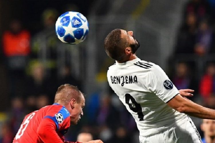 Karim Benzema memenangi duel udara atas lawannya pada pertandingan Viktoria Plzen vs Real Madrid di Doosan Arena dalam lanjutan Liga Champions, 7 November 2018. 