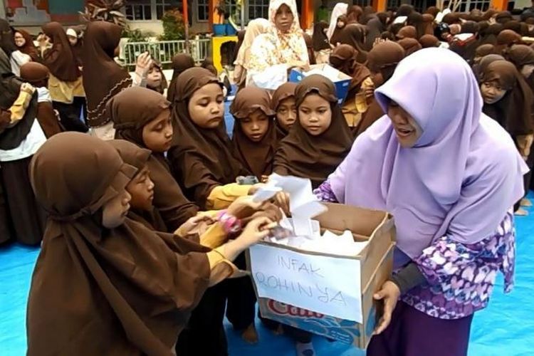 Ratusan murid Sekolah Dasar (SD) Islam Terpadu di Makassar melakukan aksi solidaritas kemanusiaan untuk suku Rohingya di Myanmar dengan penggalangan dana dan aksi telapak tangan cinta di atas kain sepanjang 10 meter.