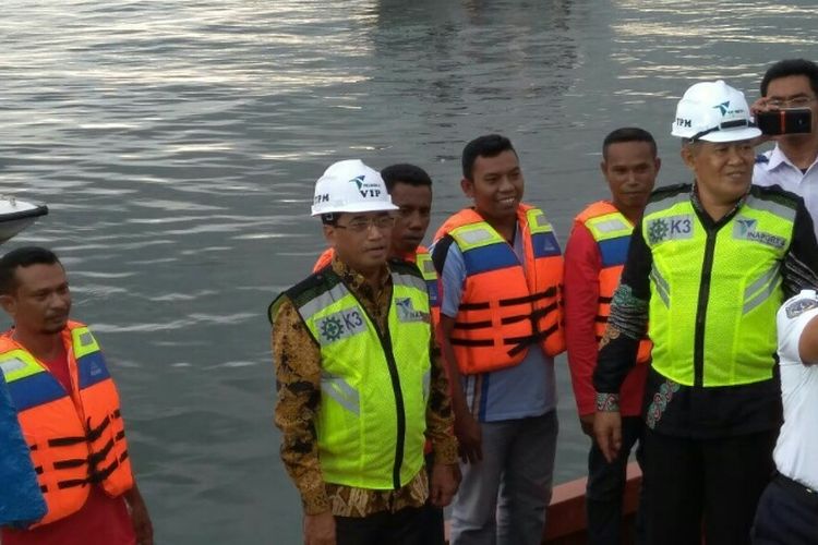 Menhub Budi Karya Sumadi saat mengunjungi Pelabuhan Soekarno-Hatta, Makassar, Sulawesi Selatan, dalam rangka menghibahkan 24 kapal pelra ke 24 kabupaten/kota, Kamis (19/4/2018).