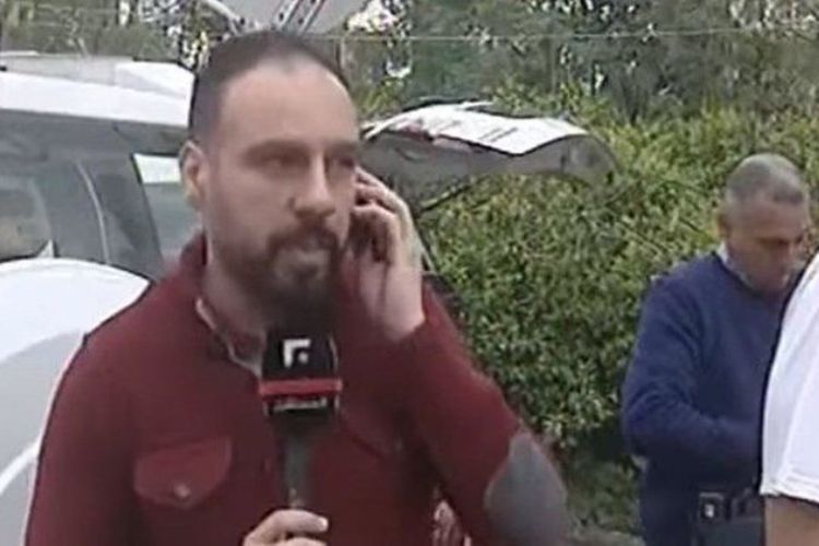 Reporter Future Television Rabih Shantaf saat memberikan laporan langsung aksi demonstrasi di depan kedutaan besar AS di Lebanon sesaat sebelum dihajar oknum petugas keamanan.