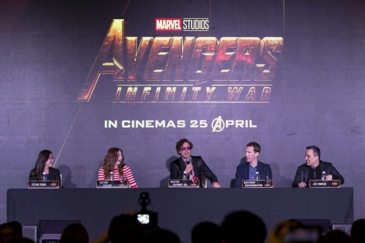 (Dari kiri) Produser Trinh Tran, artis peran Karen Gillan, Robert Downey Jr, Benedict Cumberbatch, dan sutradara Joe Russo pada konferensi pers film Avengers: Infinity War di Marina Bay Sands, Singapura, Minggu (15/4/2018).