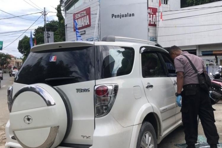 Polisi melakukan olah TKP terhadap mobil yang dirusak kacanya untuk mengambil uang milik KPUD Mamberamo Raya, Jumat (28/12/2018).