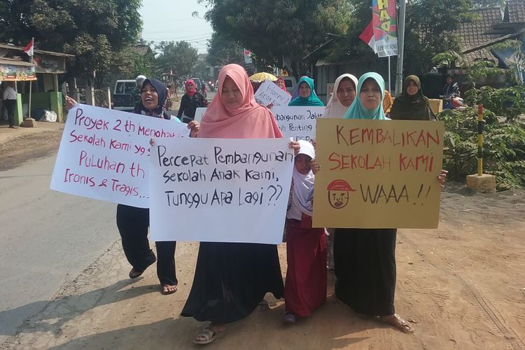 Wali murid SD Protomulyo 2 Kaliwungu Selatan saat berunjuk rasa menuntut pembangunan sekolah anaknya yang terdampak proyek tol. 