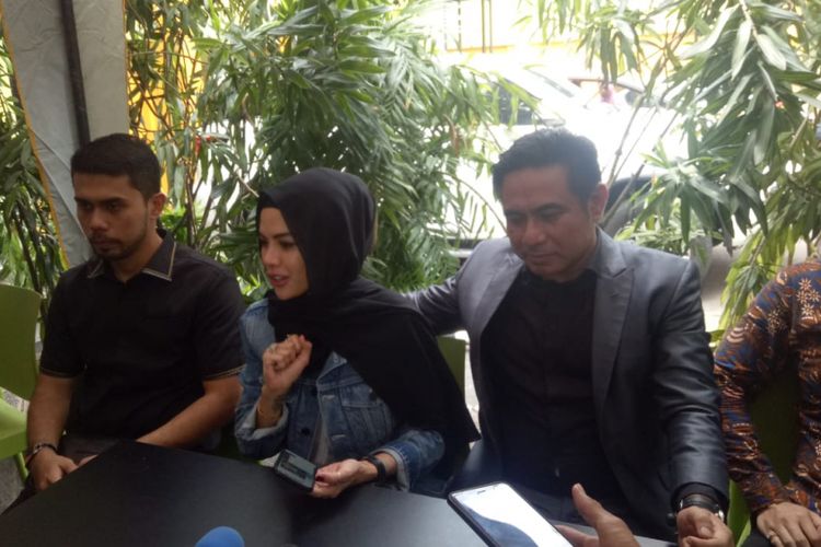 Nikita Mirzani (tengah) ditemani oleh tim kuasa hukumnya, di Mapolres Jakarta Selatan, Selasa (2/10/2018). Ia menjalani pemeriksaan saksi atas dugaan kasus penggelapan yang dilaporkan oleh suaminya, Dipo Latief.