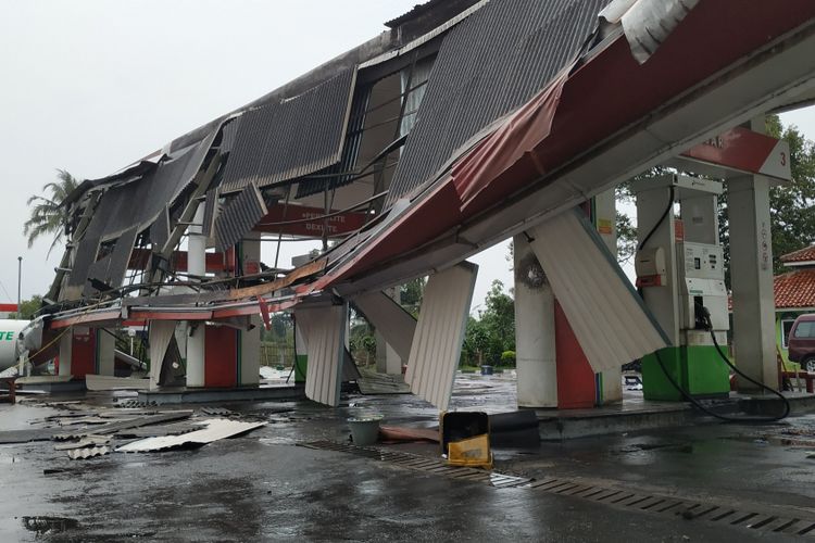 Bangunan SPBU rusak terdampak bencana angin puting beliung di Jalan Sukabumi-Bogor Kampung Kadupugur, Desa Cijalingan, Kecamatan Cicantayan, Sukabumi, Jawa Barat, Jumat (22/2/2019).