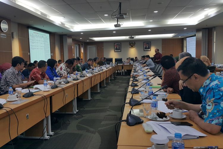 Rapat Badan Anggaran DPRD DKI Jakarta bersama Pemprov DKI Jakarta dalam rangka membahas Kebijakan Umum Perubahan Anggaran dan Plafon Prioritas Anggaran Sementara (KUPA-PPAS) APBD 2017 di Gedung DPRD DKI, Jumat (25/8/2017).