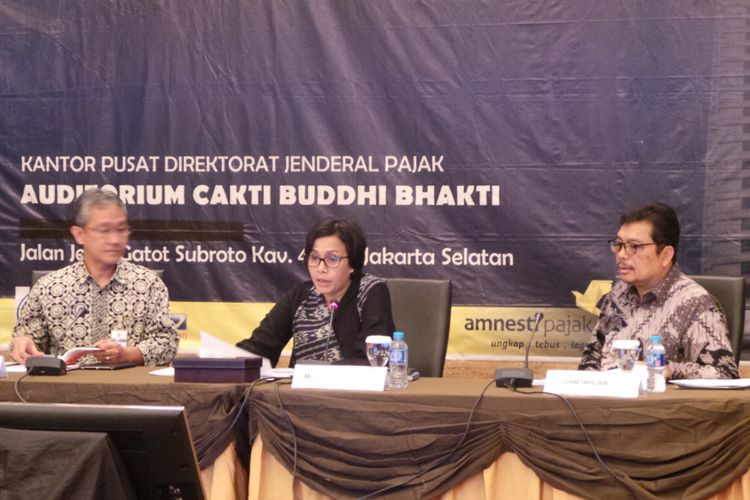 Press conference mengenai rekrutmen CPNS Kementerian Keuangan tahun 2017. Dalam foto tersebut, ada (kiri ke kanan) Dirjen Anggaran Kemenkeu Askolani, Menteri Keuangan Sri Mulyani, dan Sekjen Kemenkeu Hadiyanto. 