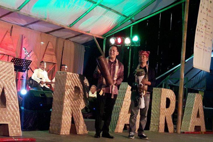 Kepala Badan Ekonomi Kreatif (BEKRAF), Triawan Munaf dan Ketua Konsorium Panen Raya Nusantara, Jusupta Tarigan meresmikan pembukaan Festival Panen Raya Nusantara (PARARA) yang dihelat di Taman Menteng, Jakarta Pusat, Jumat (13/10/2017)