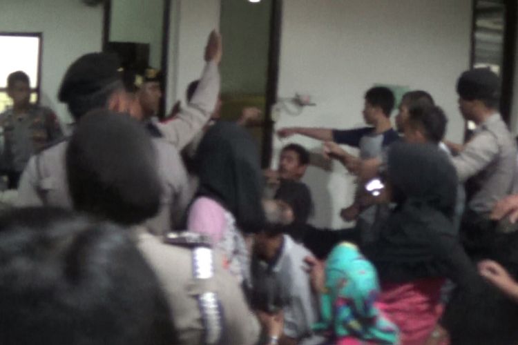 Keluarga korban pembunuhan mengamuk dan berusaha menyetang terdakwa lantaran tidak terima dengan putusan hakim Pengadilan Negeri Sungguminasa, Kabupaten Gowa, Sulawesi Selatan. Kamis, (29/3/2018).