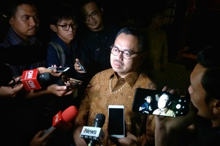 Calon Gubernur Jawa Tengah Sudirman Said seusai bertemu dengan Ketua Umum Partai Gerindra Prabowo Subianto. Sudirman mendatangi kediaman pribadi Prabowo di kawasan Jakarta Selatan pada Jumat (6/7/2018) malam.