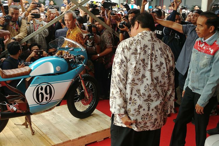 Presiden Joko Widodo menyempatkan untuk menengok motor cafe racer milik putranya Gibran Rakabuming, yang dipajang di pameran Indonesia International Motor Show (IIMS) 2018. 