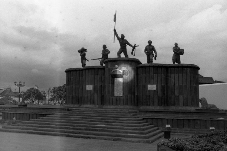 Monumen Serangan Umum 1 Maret berada di area sekitar Museum Benteng Vredeburg yaitu tepat di depan Kantor Pos Besar Yogyakarta. Monumen ini dibangun untuk memperingati serangan tentara Indonesia terhadap Belanda pada tanggal 1 Maret 1949.
Judul Amplop: Monumen Bersejarah
