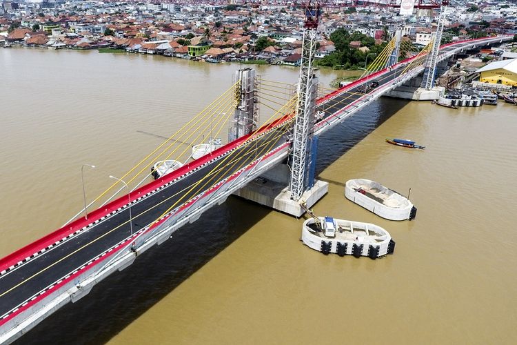Foto udara Jembatan Musi IV Palembang, Sumatera Selatan, Jumat (7/12/2018). Pembangunan Jembatan Musi IV yang menghubungkan Seberang Ulu (SU) dan Seberang Ilir dengan panjang 1.130 meter, lebar 12 meter tersebut telah rampung dan direncanakan akan diresmikan pengoperasiannya oleh Presiden Joko Widodo pertengahan Desember 2018. ANTARA FOTO/Nova Wahyudi/foc.