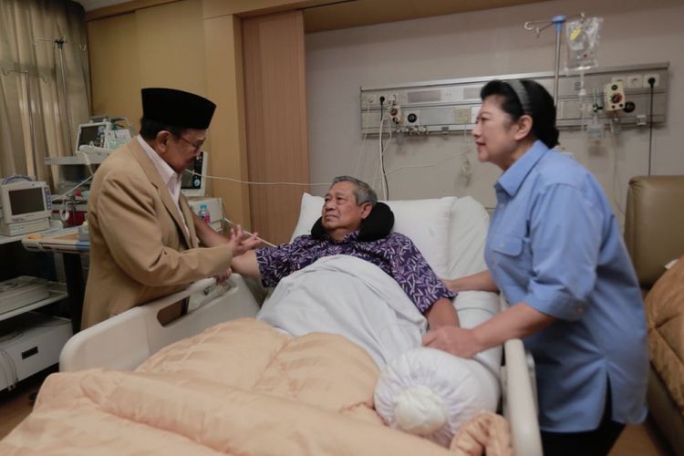 Presiden ketiga RI Bacharudin Jusuf Habibie menjenguk Presiden keenam RI Susilo Bambang Yudhoyono yang tengah dirawat di Rumah Sakit Pusat Angkatan Darat (RSPAD) Gatot Subroto. Habibie datang ke RSPAD Kamis (19/7/2018) pukul 14.00 WIB.