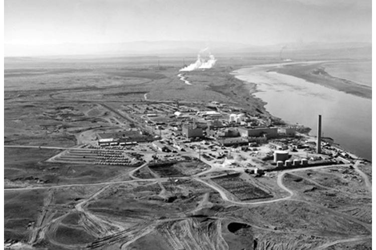 Reaktor nuklir di sepanjang Sungai Columbia pada Januari 1960