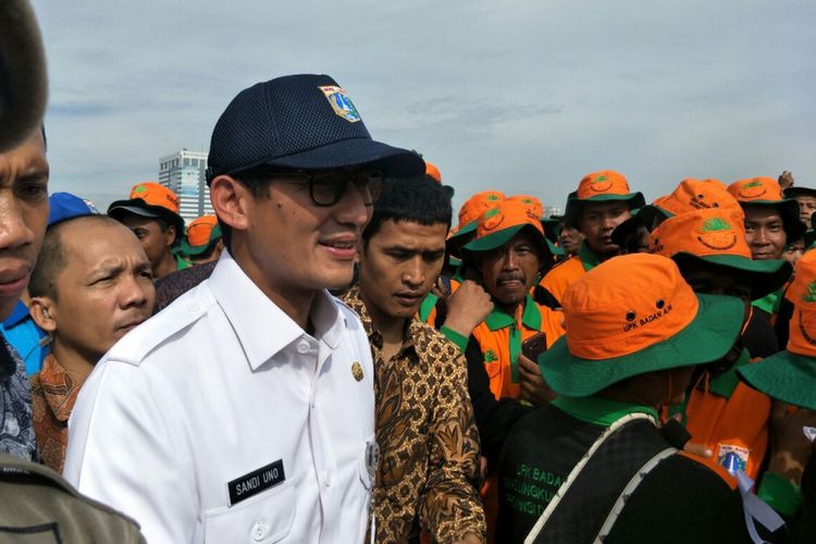 Wakil Gubernur DKI Jakarta Sandiaga Uno usai mengikuti apel siaga bencana di Lapangan Silang Monas Selatan, Sabtu (18/11/2017). 