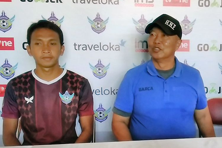 Yusuf Efendi (kiri) dan pelatih Persegres Gresik United Hanafi, dalam sesi jumpa pers sebelum pertandingan kontra Persipura Jayapura, Minggu (13/8/2017).