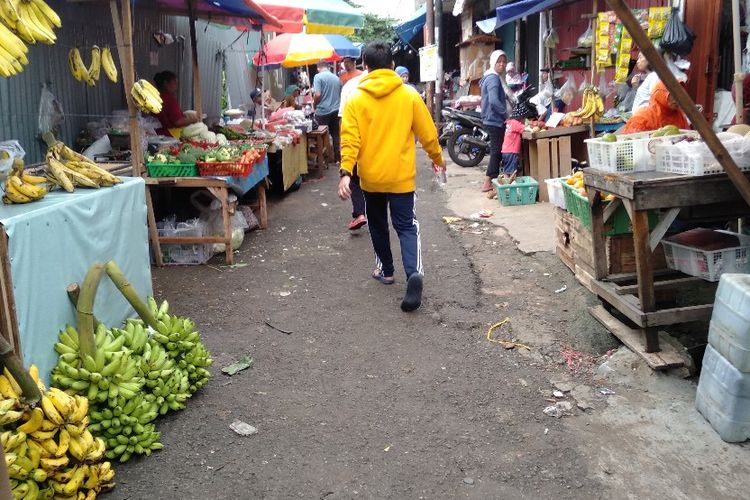 Para pedagang pasar blok A untuk sementara direlokasi di belakang Pasar Blok A, Kebayoran Baru, Jakarta Selatan, Kamis (14/3/2019)